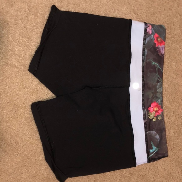 lulu lemon booty shorts - Picture 3 of 8